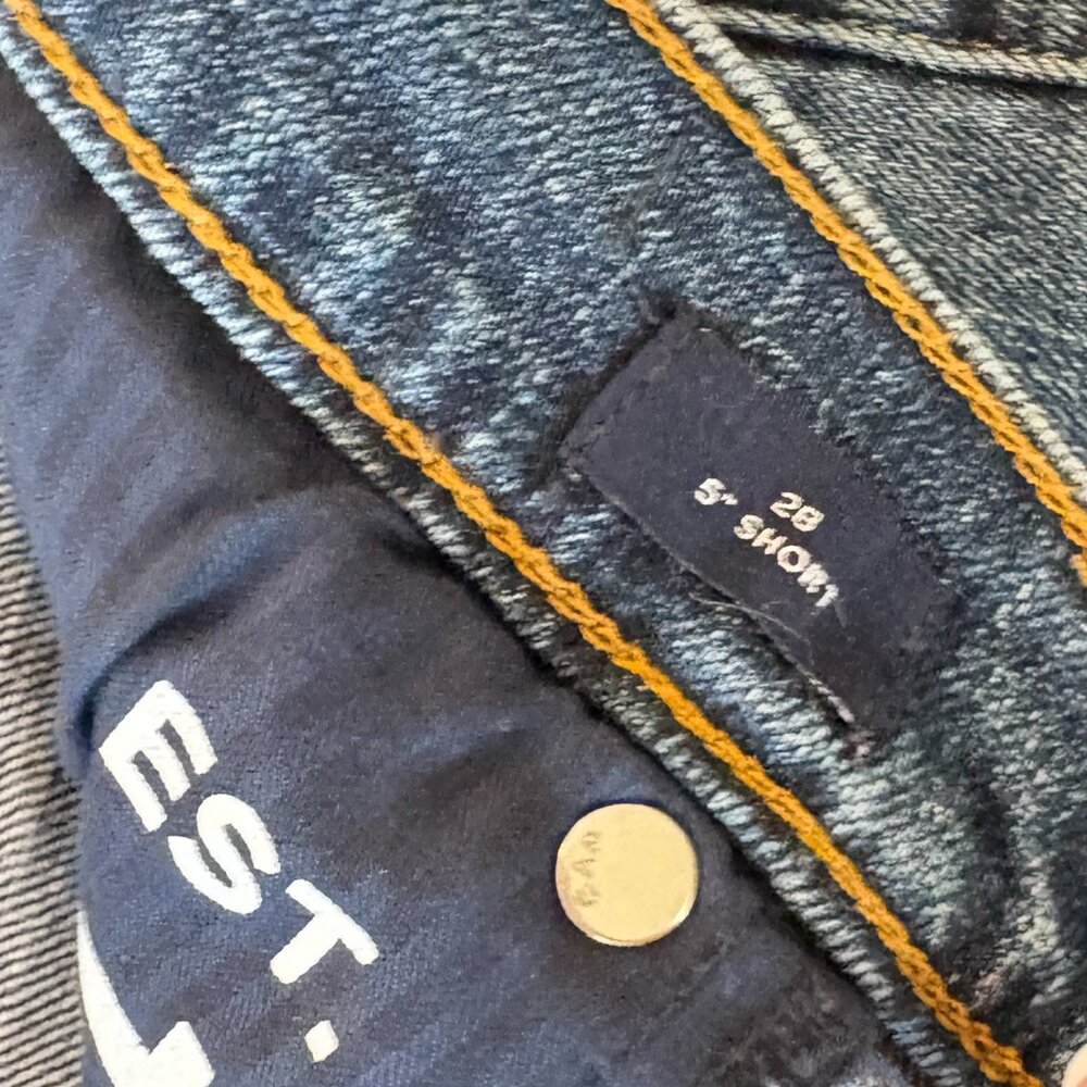 GAP 5" Denim Shorts Size 28 Frayed Hem Mid Rise Jean Shorts - Picture 3 of 3